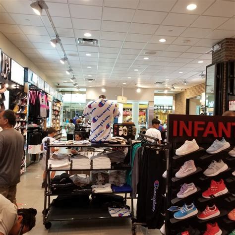 foot locker fashion square mall.